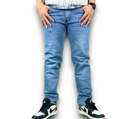 Quần jean nam dài co giãn xanh nhạt là lựa chọn hoàn hảo cho những chàng trai yêu thích phong cách trẻ trung, năng động.