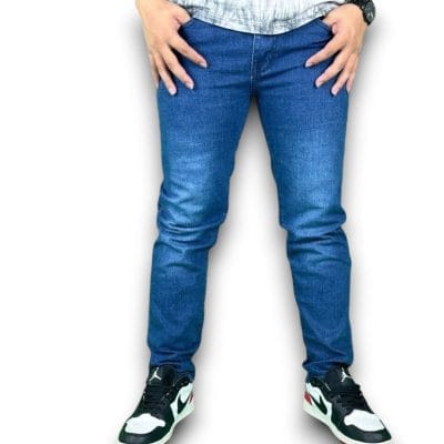 Quần jean nam dài co giãn xanh đậm là lựa chọn hoàn hảo cho những chàng trai yêu thích phong cách trẻ trung, năng động.